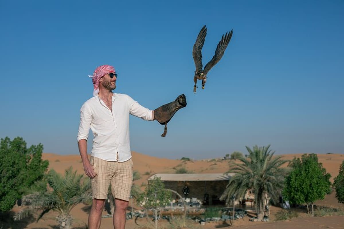 private-falconry-experience-and-nature-desert-safari-in-dubai_1